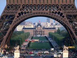 Parigi vista da sotto la torre Eiffel