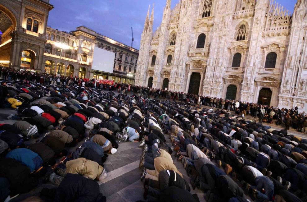 Mussulmani in preghiera Milano