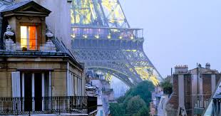 Torre Eiffel vista dai tetti di Parigi