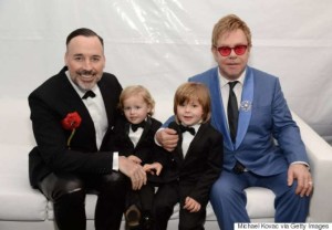 Il cantante Elton John, col compagno e i figli adottati